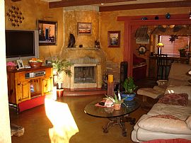 Gorgeous Master Bedroom and Bathroom For Rent in Home  in Phoenix, AZ (Photo 3 of 5)