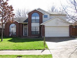 Great 3 Bedroom House featuring Kitchen with Breakfast Bar in Arlington, TX