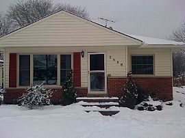 Lovely 3 Bedroom Home with Hardwood Floor Throughout
 in Fairview Park, OH