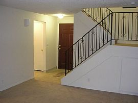 Beautiful 2 Bedroom Townhouse with Backyard in Hillsboro, OR (Photo 2 of 5)
