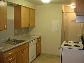 Beautiful 2 Bedroom Townhouse with Backyard in Hillsboro, OR (Photo 3 of 5)