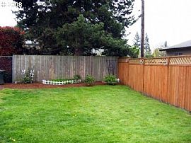Beautiful 2 Bedroom Townhouse with Backyard in Hillsboro, OR (Photo 4 of 5)