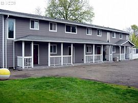 Beautiful 2 Bedroom Townhouse with Backyard in Hillsboro, OR (Photo 5 of 5)