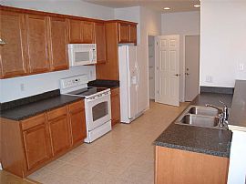 Luxury 2 Bedroom Townhouse with Loft in North Canton, OH (Photo 2 of 10)