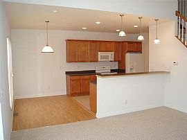 Luxury 2 Bedroom Townhouse with Loft in North Canton, OH (Photo 3 of 10)