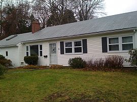 Sweet 4 Bedroom Family Home in Quiet Neighborhood in Barrington, RI (Photo 1 of 6)
