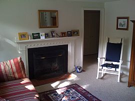 Sweet 4 Bedroom Family Home in Quiet Neighborhood in Barrington, RI (Photo 4 of 6)