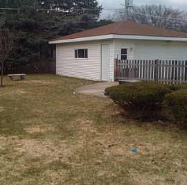 Quiet 3 Bedroom Home with 2 Car Garage and Finished Basement  in Des Plaines, IL (Photo 4 of 5)