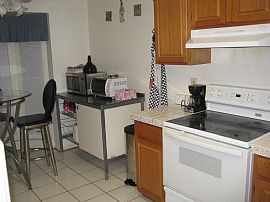 Beautiful 3 Bedroom Townhouse with Vaulted Ceilings in Silver Spring, MD (Photo 2 of 12)