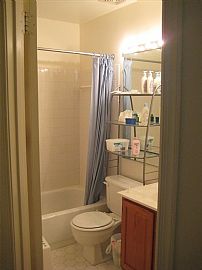 Beautiful 3 Bedroom Townhouse with Vaulted Ceilings in Silver Spring, MD (Photo 8 of 12)