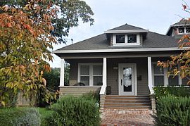 Enticing 2 Bedroom Lincoln Bungalow Home with Inside Laundry in Healdsburg, CA