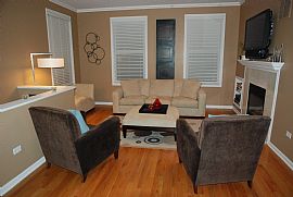 Pristine 2 Bedroom Townhouse Near Wrigley Field in Chicago, IL (Photo 3 of 5)