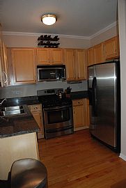 Pristine 2 Bedroom Townhouse Near Wrigley Field in Chicago, IL (Photo 4 of 5)