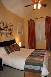 Pristine 2 Bedroom Townhouse Near Wrigley Field in Chicago, IL (Photo 5 of 5)