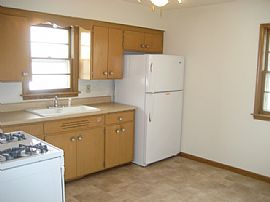 Beautiful, Upper Level 3 Bedroom Duplex Apartment with Backyard  in Columbia Heights, MN (Photo 3 of 4)