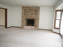 Spacious 4 Bedroom Single Home with 2.5 Car Garage - $2200 in Clarendon Hills, IL (Photo 3 of 6)