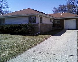 Sharp 3 Bedroom Home Is in Great School District in Mount Prospect, IL