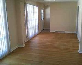 Sharp 3 Bedroom Home Is in Great School District in Mount Prospect, IL (Photo 3 of 9)