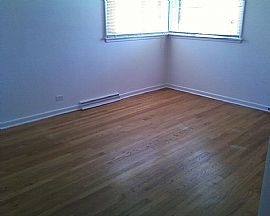 Sharp 3 Bedroom Home Is in Great School District in Mount Prospect, IL (Photo 7 of 9)