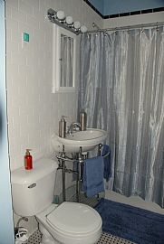 Vintage 2 Bedroom Condo near Awesome Rogers Park   in Chicago, IL (Photo 10 of 12)