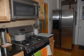 Vintage 2 Bedroom Condo near Awesome Rogers Park   in Chicago, IL (Photo 7 of 12)