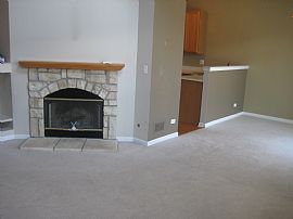 Cozy 2 Bedroom Townhouse with 2 Car Garage - Swimming and Tennis in Lindenhurst, IL (Photo 2 of 9)