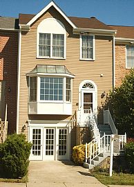 Cozy 4 Bedroom Townhouse within Walking Distance to Everything in Manassas, VA