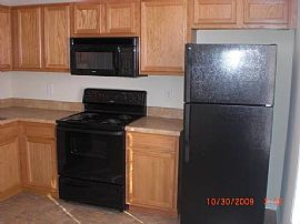 Attractive 2 Bedroom Townhouse with 1100 Sq. Ft. in Clarksville, TN (Photo 2 of 6)