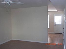 Attractive 2 Bedroom Townhouse with 1100 Sq. Ft. in Clarksville, TN (Photo 3 of 6)