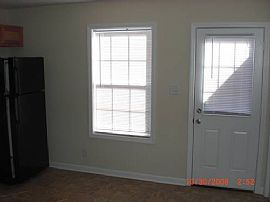 Attractive 2 Bedroom Townhouse with 1100 Sq. Ft. in Clarksville, TN (Photo 4 of 6)