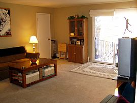 Very Well-Maintained 2 Bedroom Condo with Private Balcony in Madison, WI (Photo 5 of 9)