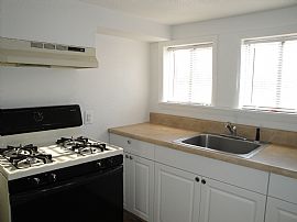 Freshly Painted 2 Bedroom Apartment - 3 Blocks From Oceanfront in Virginia Beach, VA (Photo 2 of 4)