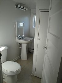 Freshly Painted 2 Bedroom Apartment - 3 Blocks From Oceanfront in Virginia Beach, VA (Photo 4 of 4)