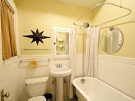 Furnished 2 Bedroom Condo on India Street in San Diego, CA (Photo 2 of 9)