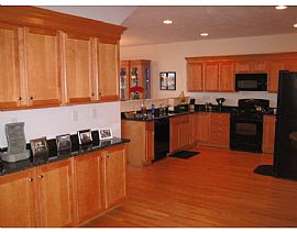 Stunning 2 Bedroom, End Unit Townhome with Beautiful Furnishings in Clinton, MA (Photo 3 of 12)