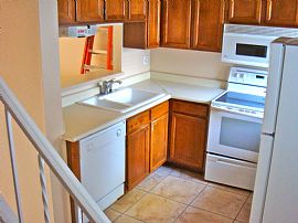 Beautiful 2 Bedroom Townhouse in Very Desirable Neighborhood  in Chandler, AZ (Photo 3 of 5)