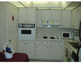 Furnished 1 Bedroom Apartment with 1 Parking Space in Sunny Isles Beach, FL (Photo 2 of 5)