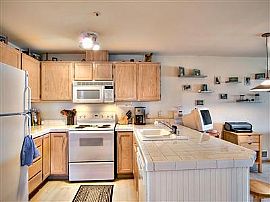 Beautiful 1 Bedroom Condo with View of Mountains in Everett, WA (Photo 2 of 8)