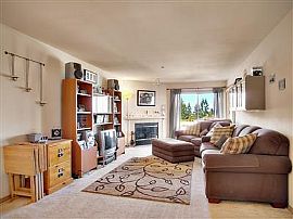 Beautiful 1 Bedroom Condo with View of Mountains in Everett, WA (Photo 3 of 8)