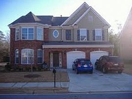 Spacious 5 Bedroom Home with Fenced in Backyard. in Atlanta, GA