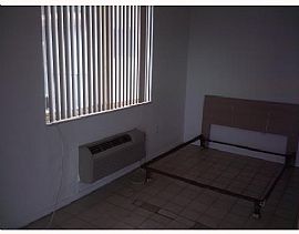 Attractive 1 Bedroom Apartment in South Miami Beach  in Miami Beach, FL (Photo 3 of 5)