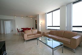 Cozy 1 Bedroom Home on 121 South Canon Drive in Beverly Hills, CA (Photo 2 of 7)