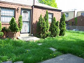 Nice 3 Bedroom Home with Large Yard and Driveway Near CC in Philadelphia, PA (Photo 3 of 6)