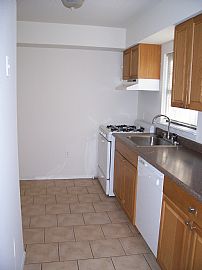 Nice 3 Bedroom Home with Large Yard and Driveway Near CC in Philadelphia, PA (Photo 4 of 6)