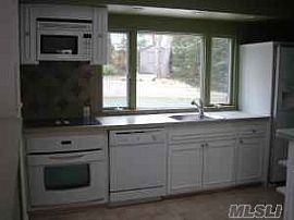 Exquisite 3 Bedroom Ranch Home with In-Ground Pool in Huntington, NY (Photo 4 of 12)