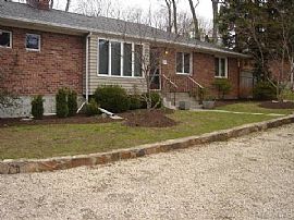 Exquisite 3 Bedroom Ranch Home with In-Ground Pool in Huntington, NY (Photo 6 of 12)