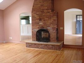 Exquisite 3 Bedroom Ranch Home with In-Ground Pool in Huntington, NY (Photo 9 of 12)