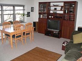 Comfy 2 Bedroom Condo with Lakefront and Parks at Your Doorstep in Chicago, IL (Photo 4 of 8)