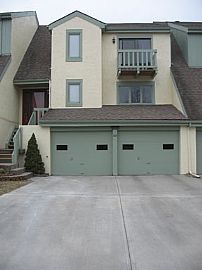 Beautiful 3 Bedroom Townhouse in South K.C. in Kansas City, MO