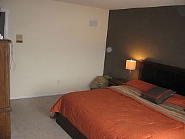 Beautiful 3 Bedroom Townhouse in South K.C. in Kansas City, MO (Photo 3 of 8)